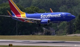 西南航空公司波音737-800飞机发动机盖脱落引发美国监管机构调查