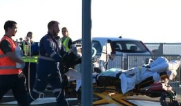 鲨鱼袭击后，外科医生争先恐后地重新接上冲浪者的断腿