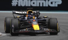 维斯塔潘赢得冲刺，阿隆索和汉密尔顿相撞