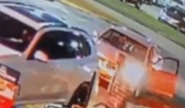 南阿拉巴马州快餐店的监控摄像头拍到一名挥舞着砍刀的路怒袭击者