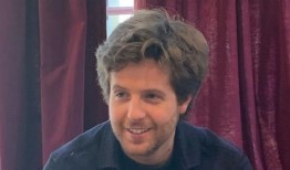 达娜·卡维的儿子德克斯死于意外服药过量，年仅32岁