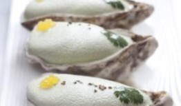 厨师的做法被认为是涂上了酱，沾上了“酱”和泡沫