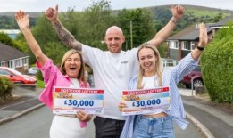 “我中了50多万英镑的彩票头奖，但‘小字’意味着我只中了3万英镑”