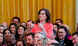 美国国会女议员在众议院发表了令人震惊的演讲，指控她的前未婚夫和其他三名男子性犯罪