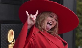 艾丽·金被父亲罗伯·施耐德送进了“减肥营”