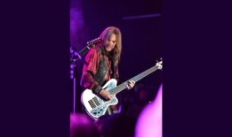 传奇摇滚乐队数十年后失去成员：“和平与你们所有人同在”