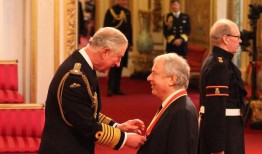 格莱美获奖钢琴家安德拉斯·希夫爵士在断腿后退出了逍遥音乐会