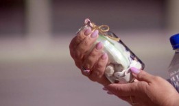 亲人在彭罗斯殡仪馆腐烂的家属欠下了9.5亿美元的债务