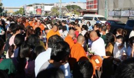 数千人聚集在泰国，为新年祝福和文化保护