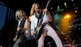 传奇摇滚乐队数十年后失去成员：“和平与你们所有人同在”