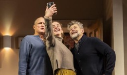 照片：看看伍迪·哈里森，路易莎·哈兰德，安迪·瑟金斯在阿尔斯特美国