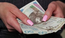 他们支付了4.6亿兹罗提，而现在才过半波兰人急于提交申请