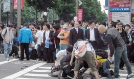 精神科开着卡车冲进人群，捅死了七个人，因为他“孤独”