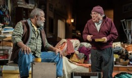 看看百老汇的《我需要在90秒内清理杂乱的布景》的工作人员吧