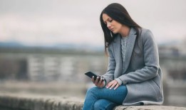 “我报了警，因为恶毒的校门妈妈欺负我——他们的短信让我哑口无言”