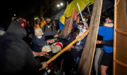 抗议加沙战争的抗议者之间爆发暴力冲突后，加州大学洛杉矶分校取消了课程