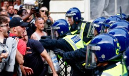 泰勒·斯威夫特主题派对上，极右分子利用刀袭