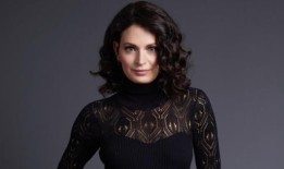 邪恶的明星杰基·伯恩斯加入世界首映滑稽音乐剧的演员