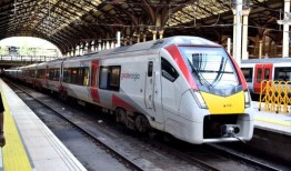 在沃尔瑟姆十字路口附近，一名男子被火车撞死，造成严重混乱