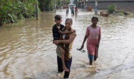 运河决口后，德里西北部部分地区被洪水淹没