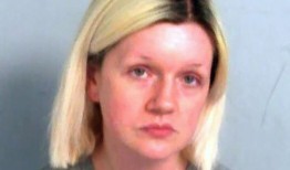 观看：令人毛骨悚然的时刻，一名女子承认谋杀了她的父母，然后在埃塞克斯的家中与尸体一起生活了多年