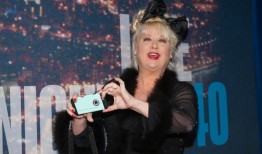 《周六夜现场》明星维多利亚·杰克逊在田纳西州的骄傲活动中发表反lgbtq言论：“这是令人憎恶的”