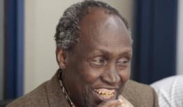 殴打妻子的指控不能阻止Ngugi wa Thiong'o赢得梦寐以求的奖项