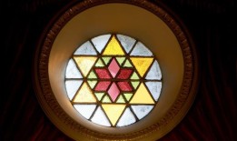 少年因涉嫌“殴打”OC犹太教堂被捕